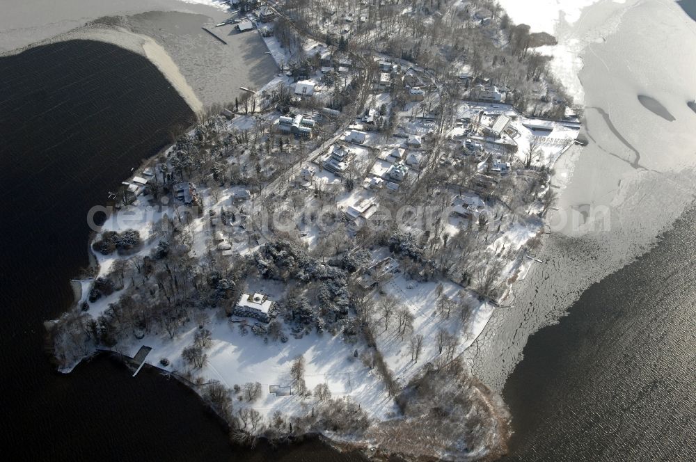 Berlin from the bird's eye view: Wintry snowy Lake Island Schwanenwerder on the lake Grosser Wannsee in the district Bezirk Steglitz-Zehlendorf in Berlin, Germany