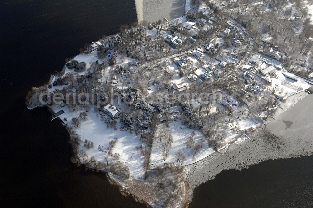 Aerial photograph Berlin - Wintry snowy Lake Island Schwanenwerder on the lake Grosser Wannsee in the district Bezirk Steglitz-Zehlendorf in Berlin, Germany