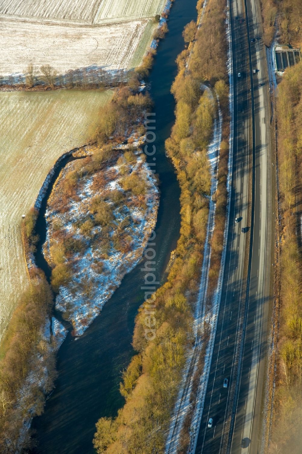 Arnsberg from the bird's eye view: Wintery air picture - island on the shore of the river course of the Ruhr in parallel with the highway A445 near home Ne in Arnsberg in the federal state North Rhine-Westphalia