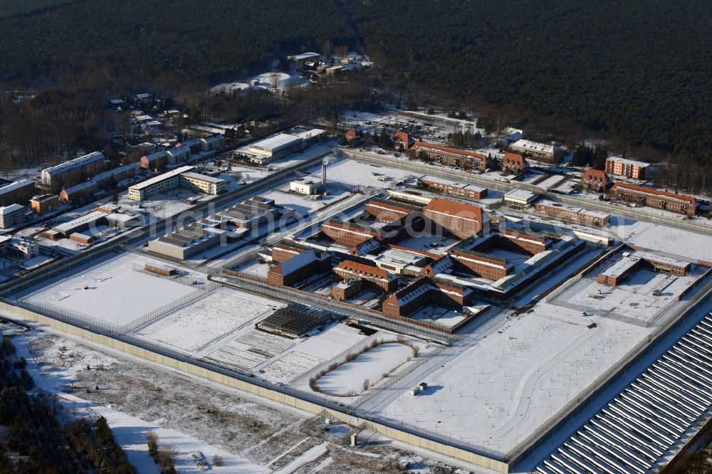 Aerial image Brandenburg an der Havel - Wintry snowy JVA correctional facility on Anton-Saefkow-Allee - Max-Josef-Metzger-Strasse in Brandenburg an der Havel in the state of Brandenburg