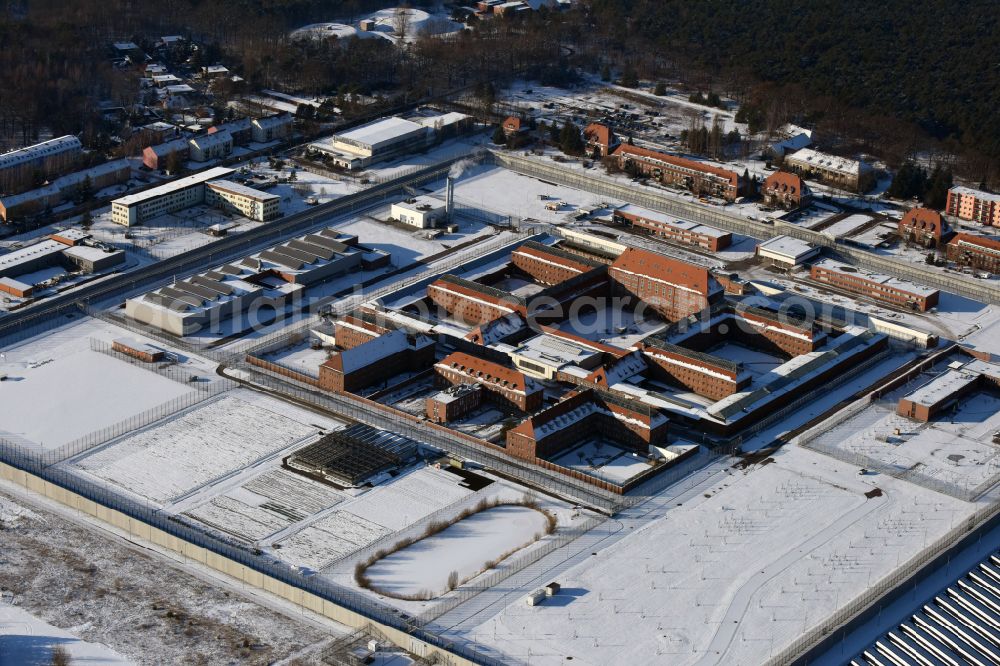 Aerial photograph Brandenburg an der Havel - Wintry snowy JVA correctional facility on Anton-Saefkow-Allee - Max-Josef-Metzger-Strasse in Brandenburg an der Havel in the state of Brandenburg