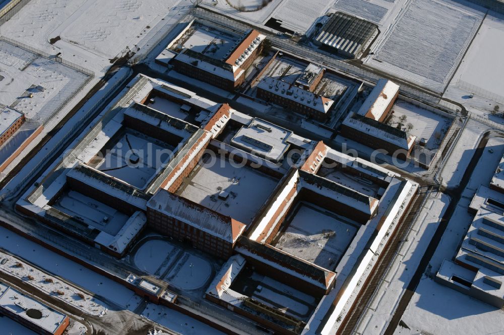 Brandenburg an der Havel from above - Wintry snowy JVA correctional facility on Anton-Saefkow-Allee - Max-Josef-Metzger-Strasse in Brandenburg an der Havel in the state of Brandenburg