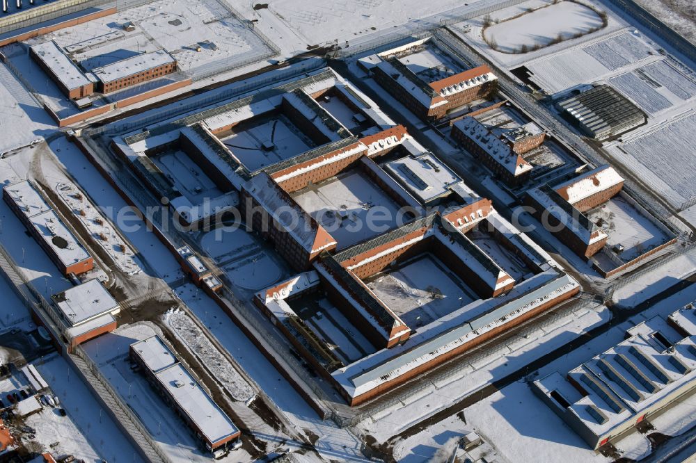 Aerial image Brandenburg an der Havel - Wintry snowy JVA correctional facility on Anton-Saefkow-Allee - Max-Josef-Metzger-Strasse in Brandenburg an der Havel in the state of Brandenburg