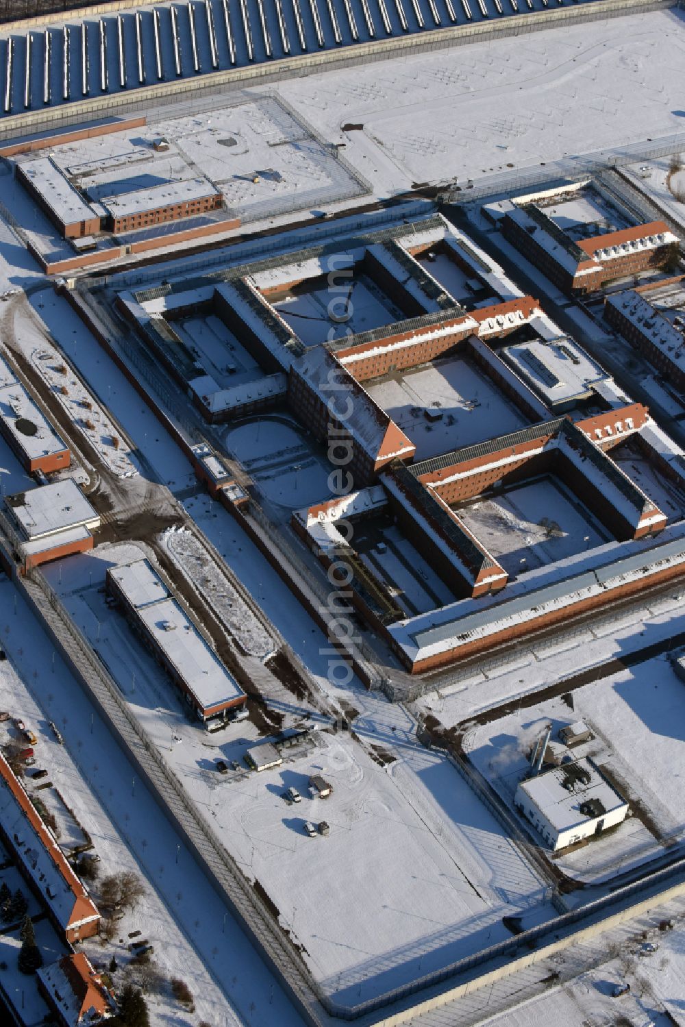 Aerial photograph Brandenburg an der Havel - Wintry snowy JVA correctional facility on Anton-Saefkow-Allee - Max-Josef-Metzger-Strasse in Brandenburg an der Havel in the state of Brandenburg