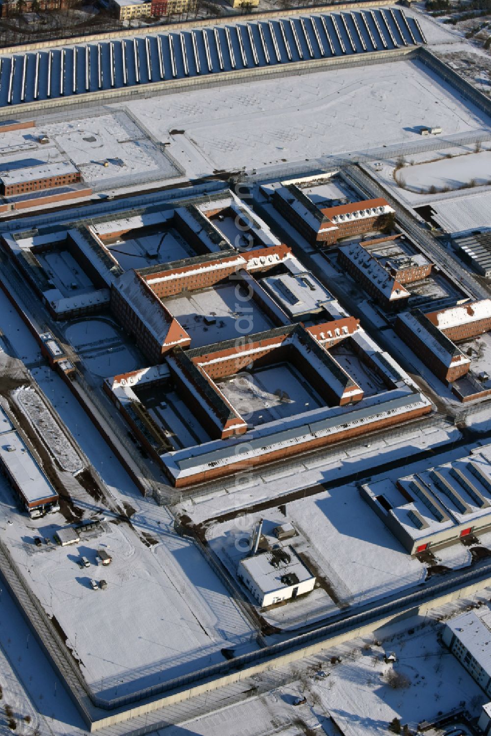 Aerial photograph Brandenburg an der Havel - Wintry snowy JVA correctional facility on Anton-Saefkow-Allee - Max-Josef-Metzger-Strasse in Brandenburg an der Havel in the state of Brandenburg