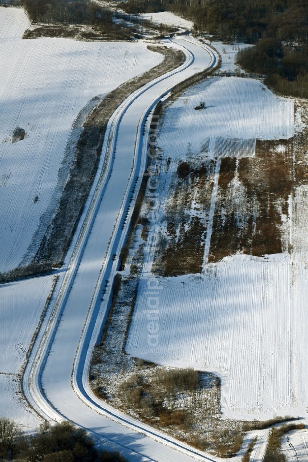 Aerial photograph Marienwerder - Wintry snowy marina and shipyard on the banks of the Oder-Havel Canal and Werbellinkanal in Marienwerder in Brandenburg