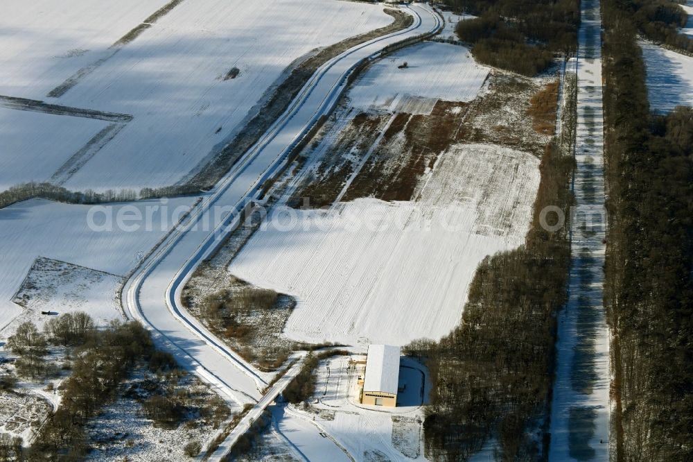 Marienwerder from the bird's eye view: Wintry snowy marina and shipyard on the banks of the Oder-Havel Canal and Werbellinkanal in Marienwerder in Brandenburg