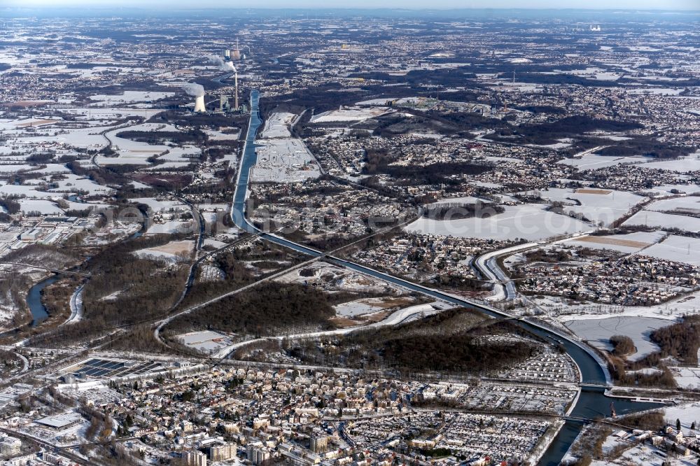 Aerial photograph Lünen - Wintry snowy canal course and shore areas of the connecting canal Datteln-Hamm-Kanal in the district Beckinghausen in Luenen at Ruhrgebiet in the state North Rhine-Westphalia, Germany