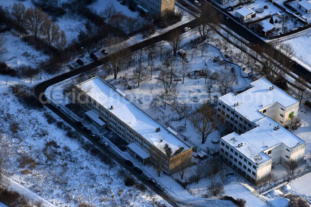 Aerial image Berlin - Wintry snowy park with playground with sandy areas on the Kindergaerten NordOst Zu den Seen on Elsenstrasse in Berlin