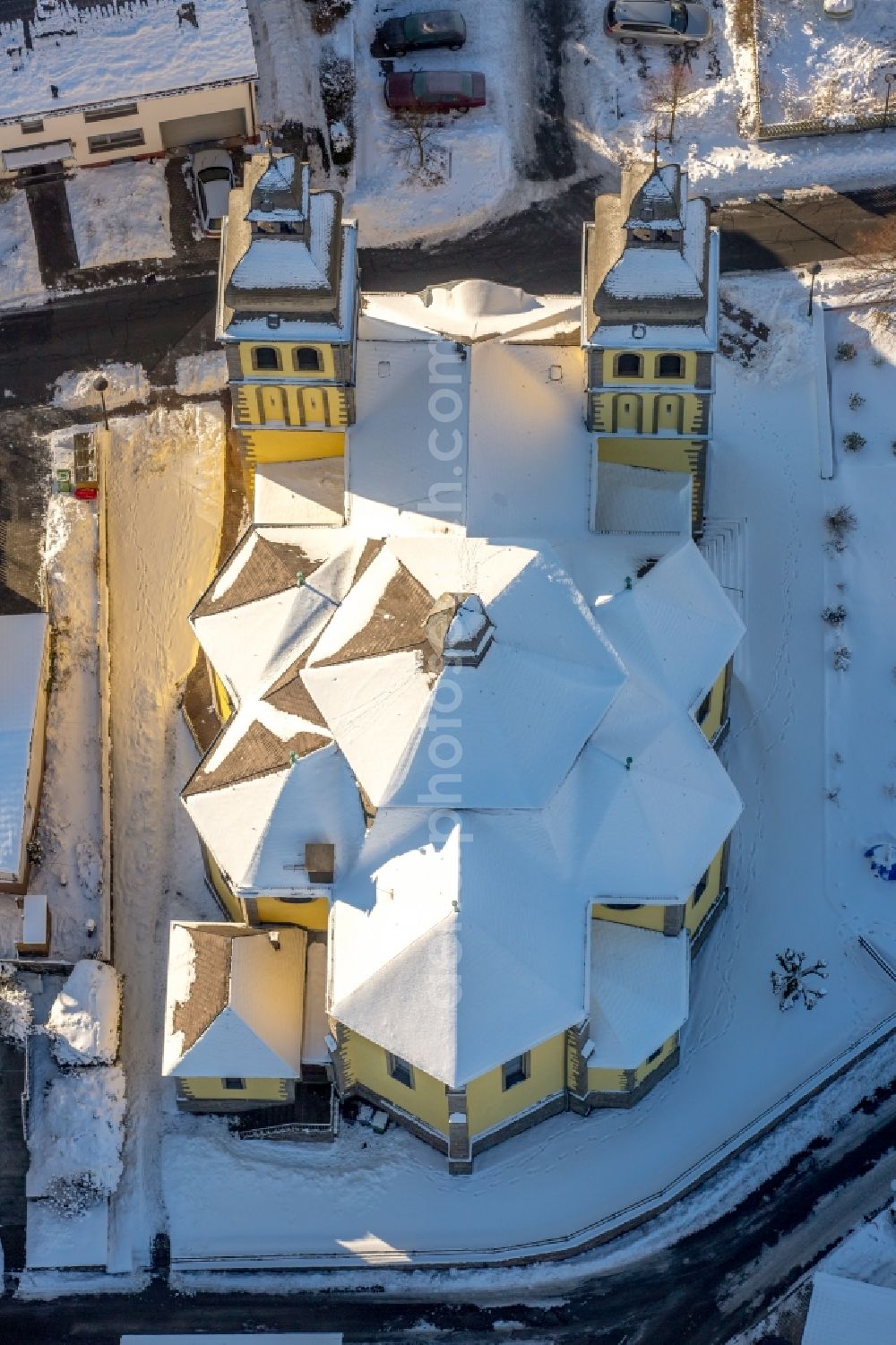 Aerial photograph Marsberg - Wintry snowy church building of the cathedral of Dom Maria-Magdalena in the district Padberg in Marsberg in the state North Rhine-Westphalia