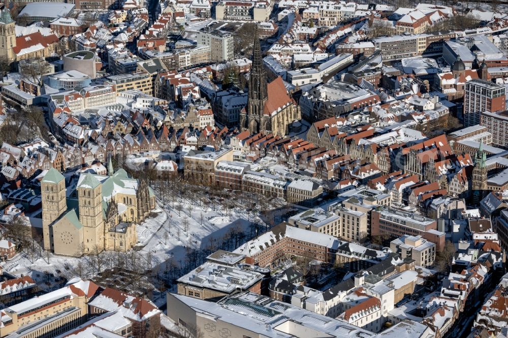 Münster from the bird's eye view: Wintry snowy church building of the cathedral St-Paulus-Dom in the old town in Muenster in the state North Rhine-Westphalia, Germany