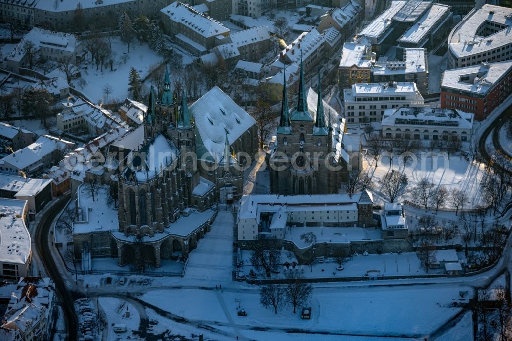 Erfurt from the bird's eye view: Wintry snowy church building of the cathedral of of Erfurter Dom in the district Altstadt in Erfurt in the state Thuringia, Germany