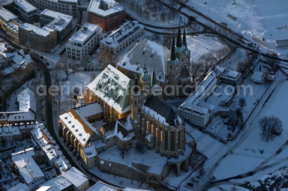 Aerial image Erfurt - Wintry snowy church building of the cathedral of of Erfurter Dom in the district Altstadt in Erfurt in the state Thuringia, Germany