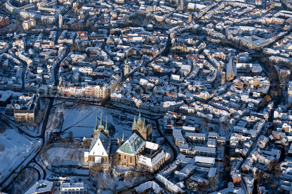 Aerial photograph Erfurt - Wintry snowy church building of the cathedral of of Erfurter Dom in the district Altstadt in Erfurt in the state Thuringia, Germany