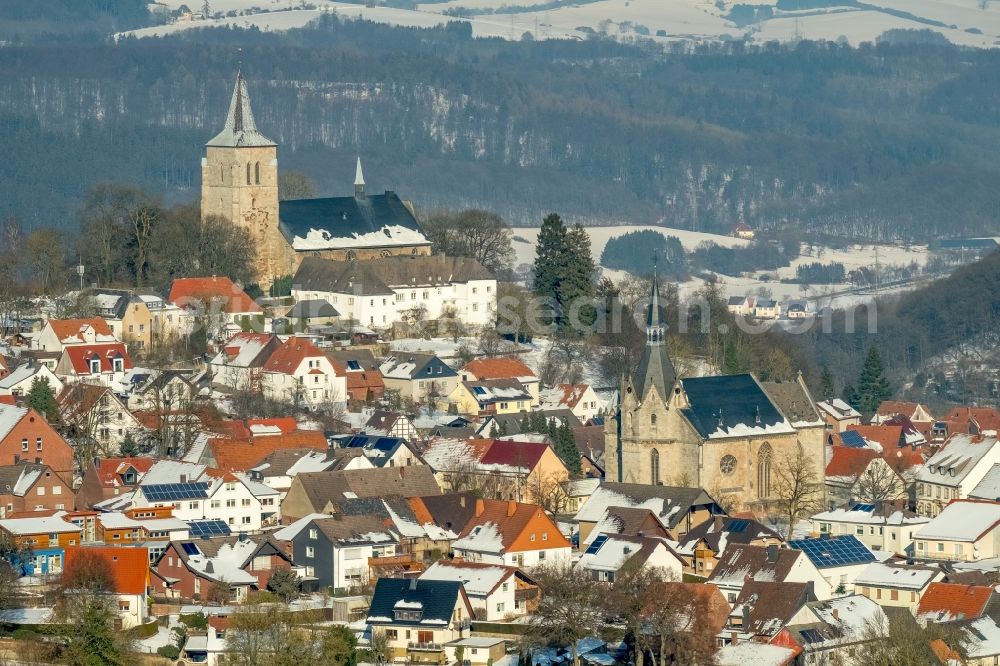 Aerial photograph Marsberg - Wintry snowy church building Kath. Probsteipfarramt Niedermarsberg Casparistrasse in Marsberg in the state North Rhine-Westphalia