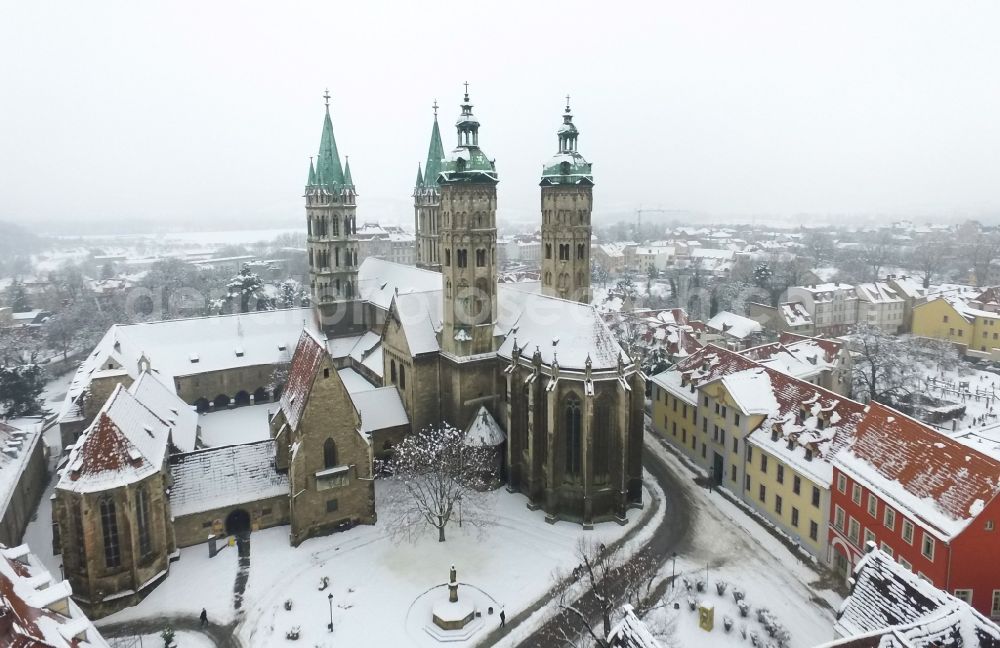 Aerial photograph Naumburg (Saale) - Wintry snowy Church building of the cathedral of Naumburger Dom on Domplatz in Naumburg (Saale) in the state Saxony-Anhalt, Germany