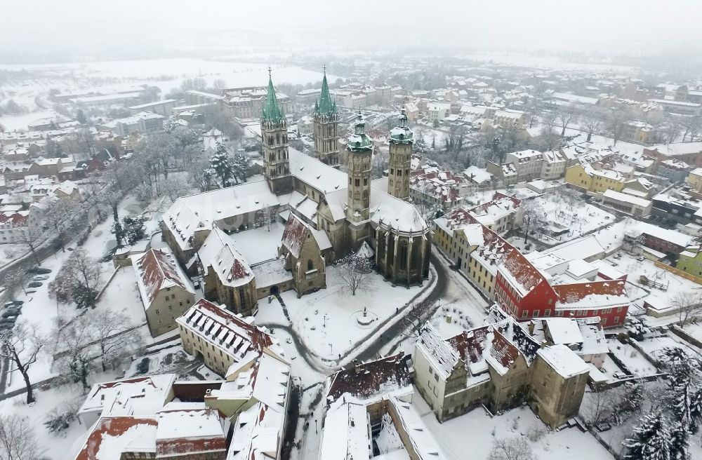 Aerial image Naumburg (Saale) - Wintry snowy Church building of the cathedral of Naumburger Dom on Domplatz in Naumburg (Saale) in the state Saxony-Anhalt, Germany