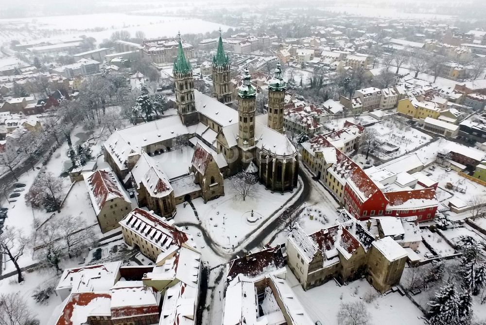 Aerial photograph Naumburg (Saale) - Wintry snowy Church building of the cathedral of Naumburger Dom on Domplatz in Naumburg (Saale) in the state Saxony-Anhalt, Germany