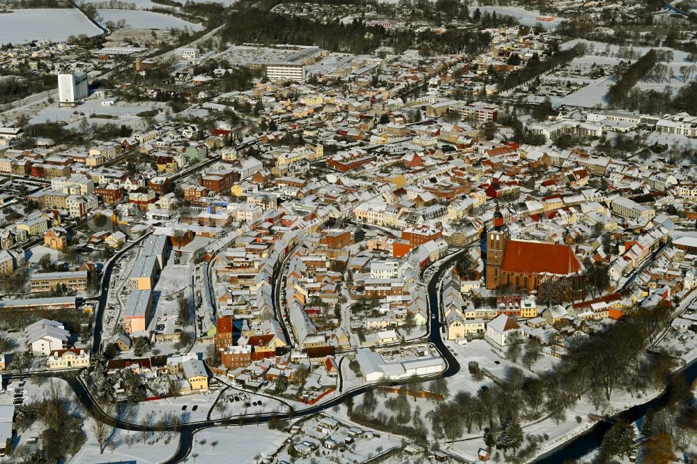 Aerial photograph Altentreptow - Wintry snowy church building in St.-Petri-Kirche Old Town- center of downtown in Altentreptow in the state Mecklenburg - Western Pomerania, Germany