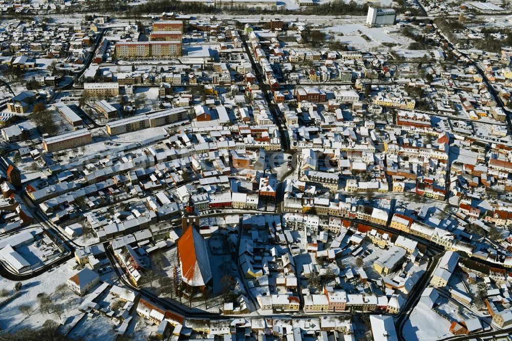 Aerial photograph Altentreptow - Wintry snowy church building in St.-Petri-Kirche Old Town- center of downtown in Altentreptow in the state Mecklenburg - Western Pomerania, Germany