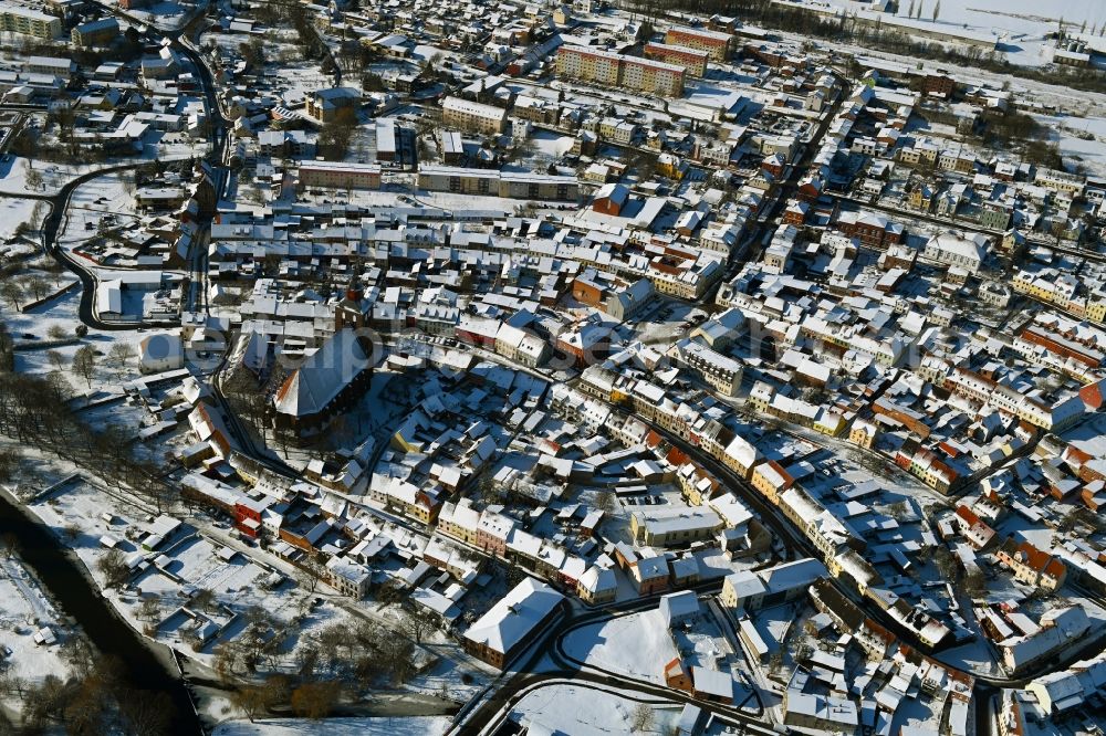 Aerial photograph Altentreptow - Wintry snowy church building in St.-Petri-Kirche Old Town- center of downtown in Altentreptow in the state Mecklenburg - Western Pomerania, Germany