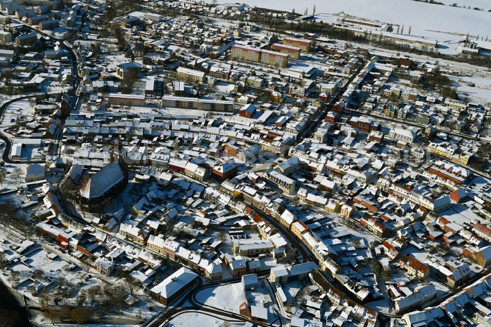 Altentreptow from the bird's eye view: Wintry snowy church building in St.-Petri-Kirche Old Town- center of downtown in Altentreptow in the state Mecklenburg - Western Pomerania, Germany