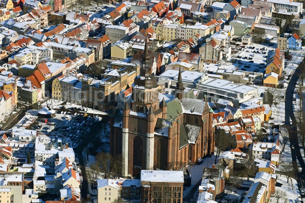 Aerial image Stralsund - Wintry snowy church building Saint Marien municipality in the district different court in Stralsund in the federal state Mecklenburg-West Pomerania