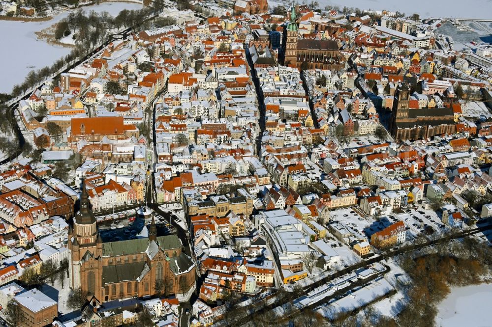 Stralsund from the bird's eye view: Wintry snowy church building Saint Marien municipality in the district different court in Stralsund in the federal state Mecklenburg-West Pomerania