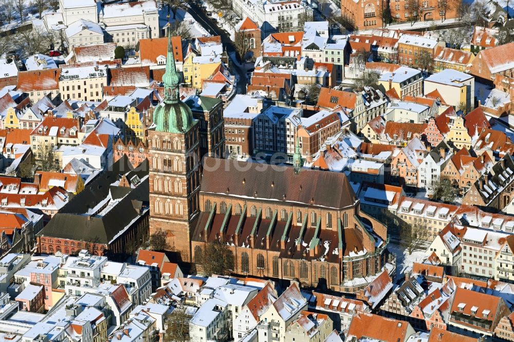 Stralsund from the bird's eye view: Wintry snowy church building Sankt Nikolai -Gemeinde in the district Andershof in Stralsund in the state Mecklenburg - Western Pomerania