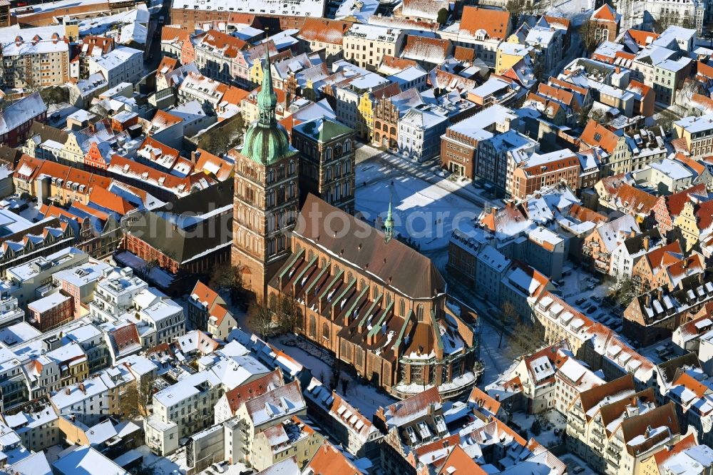 Aerial image Stralsund - Wintry snowy church building Sankt Nikolai -Gemeinde in the district Andershof in Stralsund in the state Mecklenburg - Western Pomerania