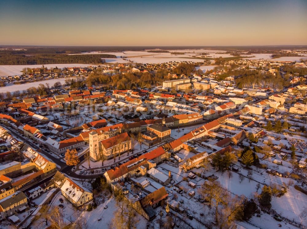 Liebenwalde from the bird's eye view: Wintry snowy church building in Stadtkirche on Marktplatz Old Town- center of downtown in Liebenwalde in the state Brandenburg, Germany