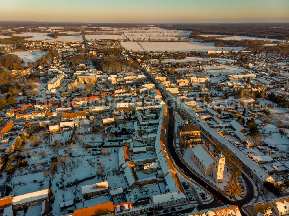 Aerial photograph Liebenwalde - Wintry snowy church building in Stadtkirche on Marktplatz Old Town- center of downtown in Liebenwalde in the state Brandenburg, Germany