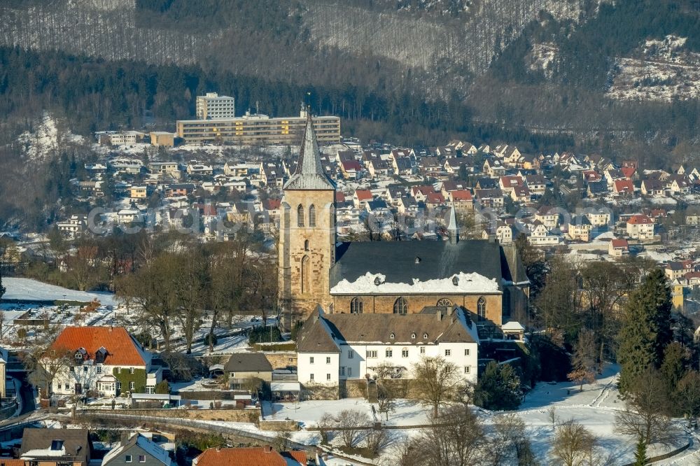 Marsberg from the bird's eye view: Wintry snowy church building Stiftskirche St.Petrus und Paulus in the district Obermarsberg in Marsberg in the state North Rhine-Westphalia