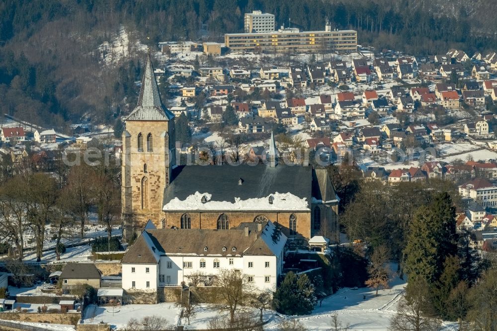 Aerial photograph Marsberg - Wintry snowy church building Stiftskirche St.Petrus und Paulus in the district Obermarsberg in Marsberg in the state North Rhine-Westphalia