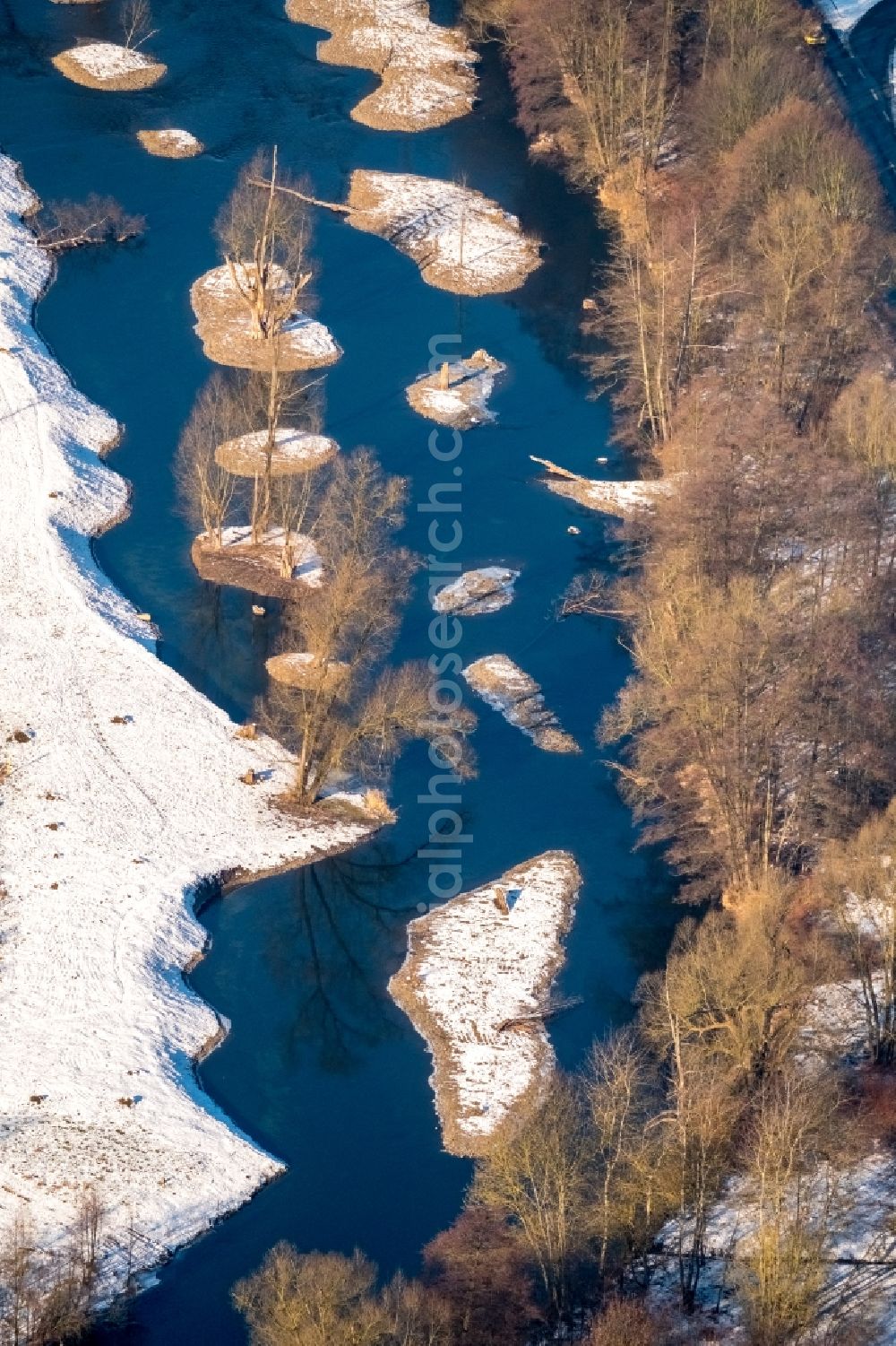 Aerial photograph Arnsberg - Wintery air picture - small covered islands on the shore of the river course of the Ruhr in the district of Wennigloh in Arnsberg in the federal state North Rhine-Westphalia