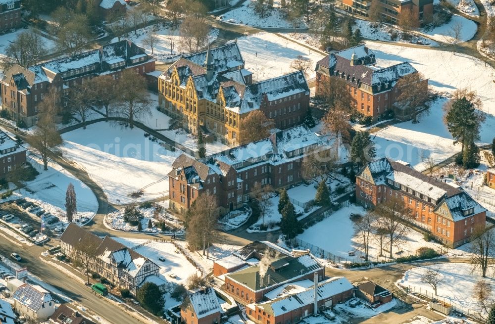 Aerial photograph Marsberg - Wintry snowy hospital grounds of the Clinic LWL-Institutsambulanz Marsberg on Bredelarer Strasse in Marsberg in the state North Rhine-Westphalia