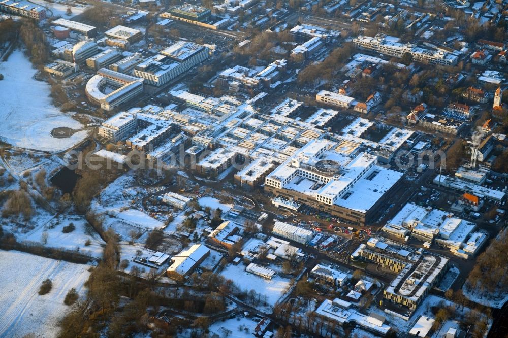 Aerial photograph Lübeck - Wintry snowy hospital grounds UKSH Universitaetsklinikum Schleswig-Holstein in the district Strecknitz on Ratzeburger Allee in Luebeck in the state Schleswig-Holstein, Germany