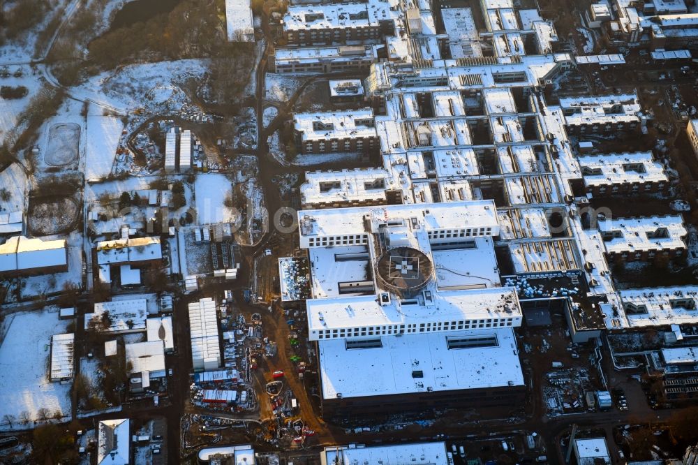 Lübeck from above - Wintry snowy hospital grounds UKSH Universitaetsklinikum Schleswig-Holstein in the district Strecknitz on Ratzeburger Allee in Luebeck in the state Schleswig-Holstein, Germany