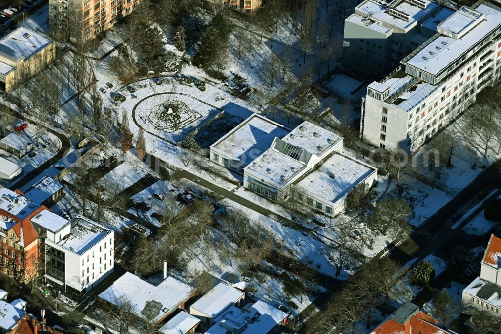 Aerial image Berlin - Wintry snowy hospital grounds of the Clinic Vivantes Auguste-Viktoria-Klinikum in the district Schoeneberg in Berlin, Germany