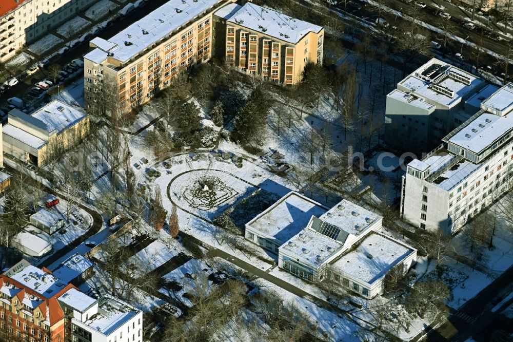 Aerial photograph Berlin - Wintry snowy hospital grounds of the Clinic Vivantes Auguste-Viktoria-Klinikum in the district Schoeneberg in Berlin, Germany