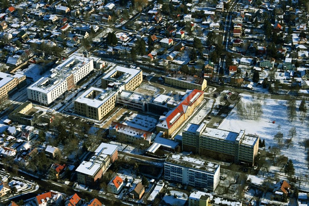 Berlin from the bird's eye view: Wintry snowy hospital grounds of the Clinic Vivantes Klinikum Kaulsdorf in the district Kaulsdorf in Berlin, Germany