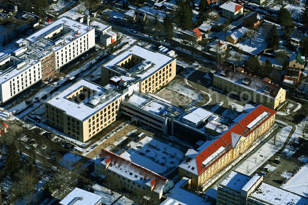 Aerial image Berlin - Wintry snowy hospital grounds of the Clinic Vivantes Klinikum Kaulsdorf in the district Kaulsdorf in Berlin, Germany