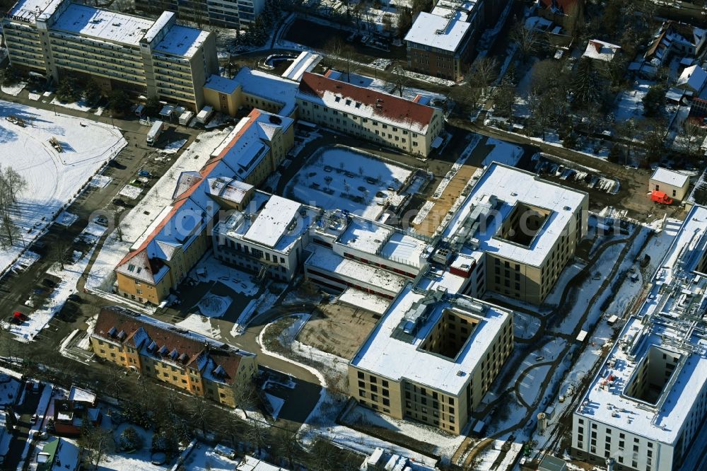 Aerial photograph Berlin - Wintry snowy hospital grounds of the Clinic Vivantes Klinikum Kaulsdorf in the district Kaulsdorf in Berlin, Germany