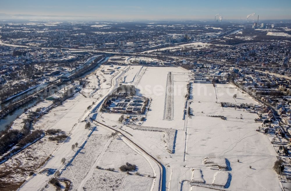 Aerial image Hamm - Wintry snowy sewage works Basin and purification steps for waste water treatment Klaeranlage Hamm-Mattenbecke in Hamm in the state North Rhine-Westphalia, Germany