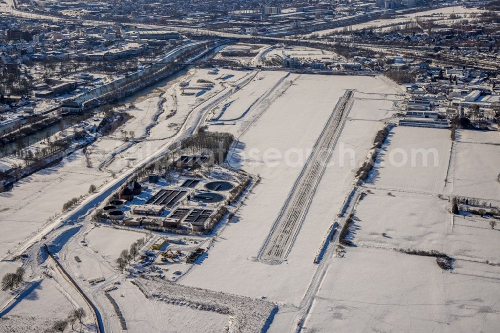 Aerial photograph Hamm - Wintry snowy sewage works Basin and purification steps for waste water treatment Klaeranlage Hamm-Mattenbecke in Hamm in the state North Rhine-Westphalia, Germany