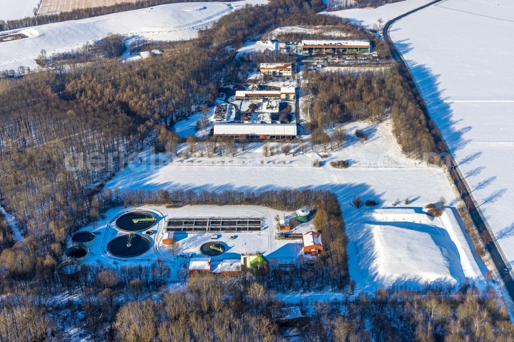 Werl from above - Wintry snowy sewage works Basin and purification steps for waste water treatment of the Entsorgungswirtschaft Soest GmbH in Werl at Ruhrgebiet in the state North Rhine-Westphalia, Germany