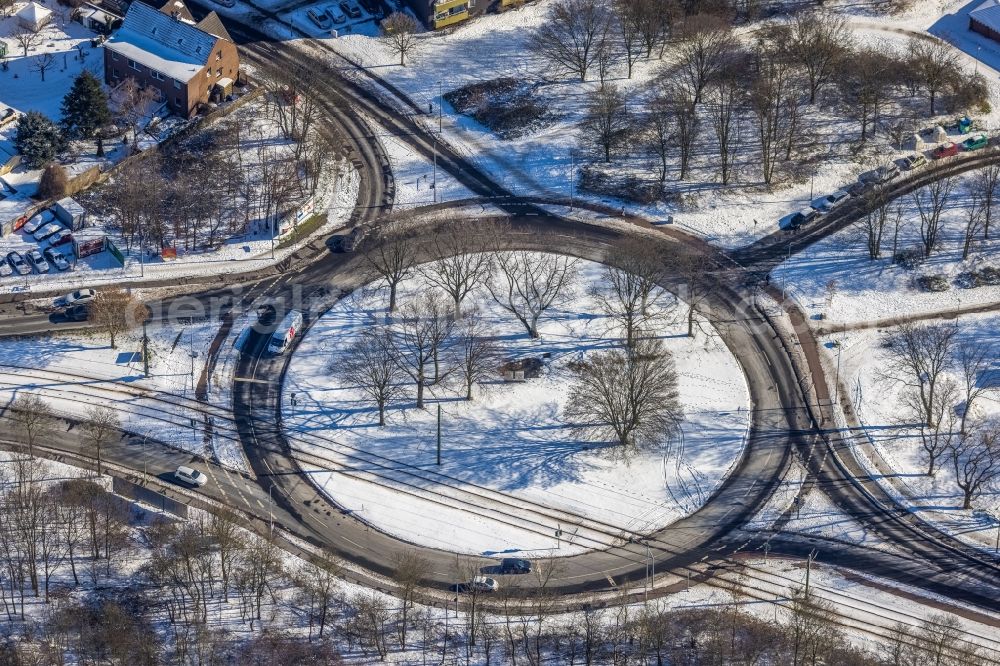 Duisburg from above - Wintry snowy traffic management of the roundabout road on Ehinger Strasse - Obere Kaiserwerther Strasse in the district Wanheim-Angerhausen in Duisburg at Ruhrgebiet in the state North Rhine-Westphalia, Germany