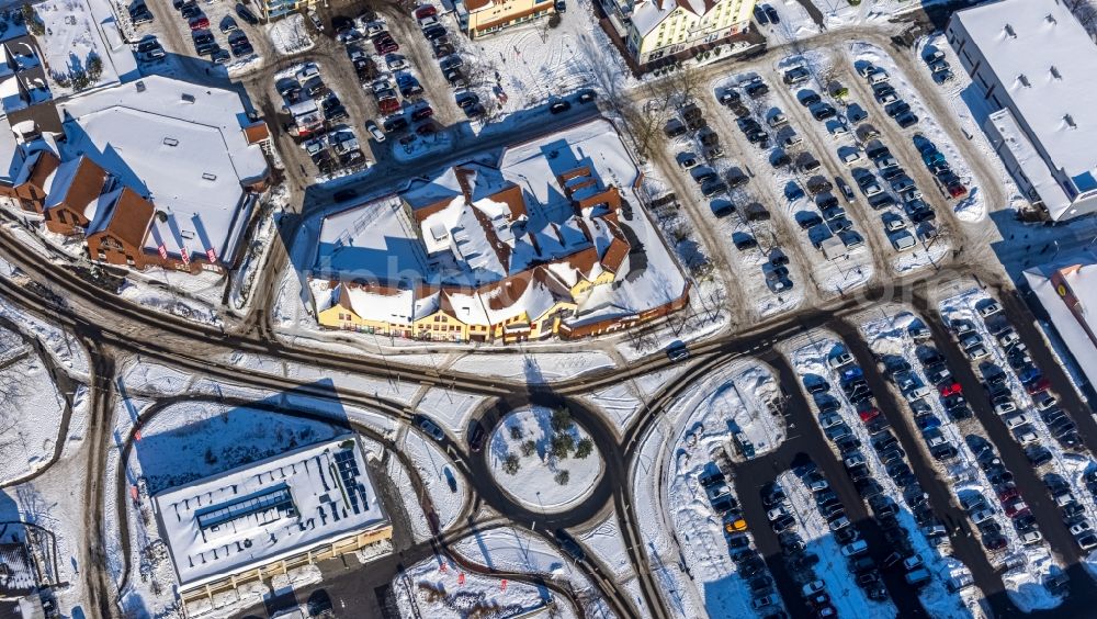 Hamm from the bird's eye view: Wintry snowy traffic management of the roundabout road Ostwennemarstrasse in the district Norddinker in Hamm at Ruhrgebiet in the state North Rhine-Westphalia, Germany