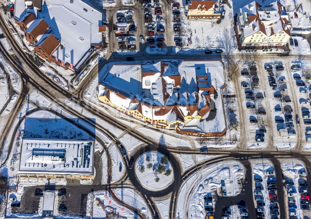 Aerial image Hamm - Wintry snowy traffic management of the roundabout road Ostwennemarstrasse in the district Norddinker in Hamm at Ruhrgebiet in the state North Rhine-Westphalia, Germany