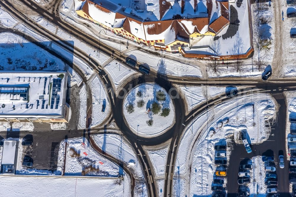 Aerial photograph Hamm - Wintry snowy traffic management of the roundabout road Ostwennemarstrasse in the district Norddinker in Hamm at Ruhrgebiet in the state North Rhine-Westphalia, Germany